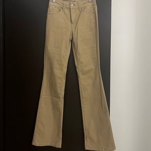 Im selling this beautiful jean. It is new, never used. It is super comfortable.